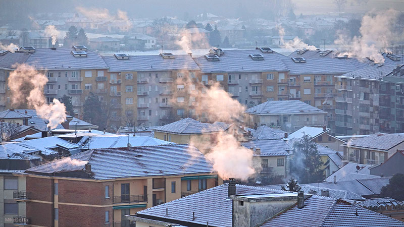tetti città inquinata imbiancata dalla neve
